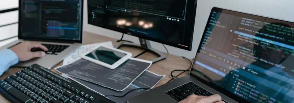 Equipo creativo trabajando en planificación de sitio web